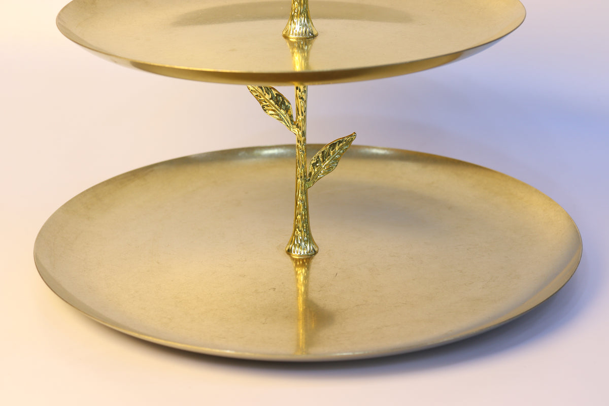 Présentoir à Deux Niveaux Doré Sculptural – Collection Élégance