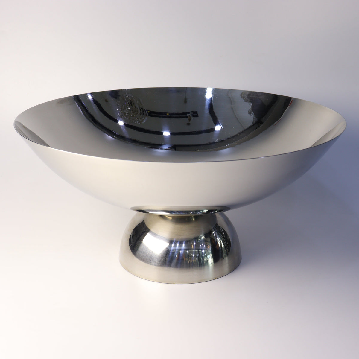 Coupe de Présentation Sculpturale en Inox – Collection Chrome & Raffinement