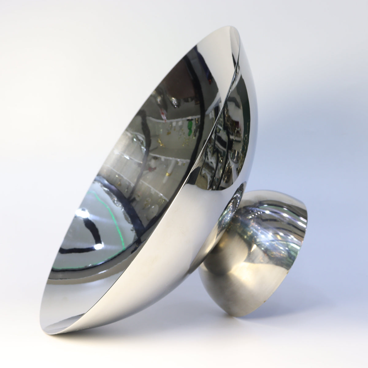Coupe de Présentation Sculpturale en Inox – Collection Chrome & Raffinement